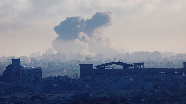 Během izraelské vojenské operace ve městě Gazy se vstává kouř. Pic: Reuters
