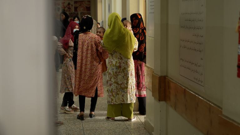 Ženy se shromažďují v provinční nemocnici Badakhshan v Afghánistánu 