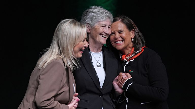 Sinn Fein's Michelle O'Neill (vlevo) a vůdce Mary Lou McDonald (vpravo) zpět Catherine Connolly (centrum) pro prezidenta. Pic: Pa