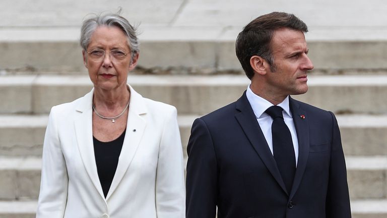 Elisabeth nese s panem Macronem. Pic: Ap