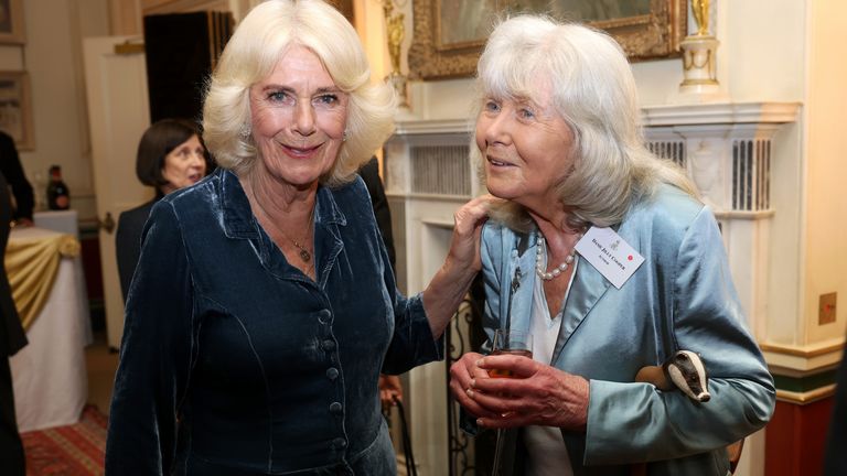 Queen Camilla a Dame Jilly během recepce v Clarence House začátkem tohoto roku. Pic: Pa
