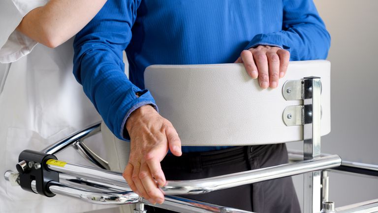 Tato nemoc způsobuje, že svaly oslabují, ztuhnou a odpad. Obrázek: Istock