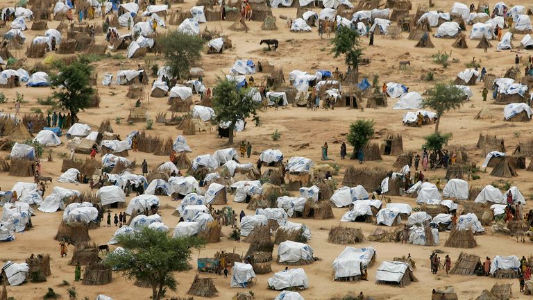 Provizorní tábor pro vnitřně vysídlené lidi poblíž vesnice Seleah v Súdánu v provincii West Darfur v roce 2004.