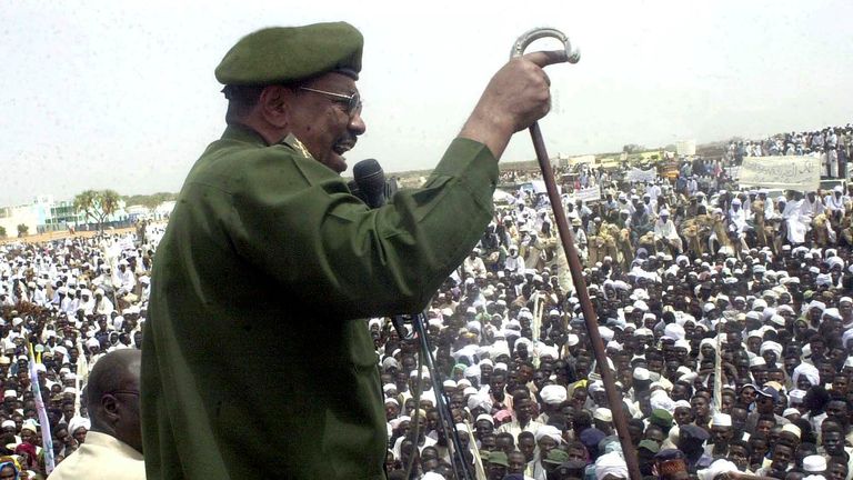 Pak prezident Omar Al Bashir hovořil se Súdánským lidmi v Nyale, hlavním městě oblasti Dárfúru, v roce 2004.
