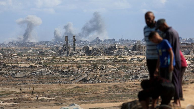 Kouř v pondělí stoupá po explozí během izraelské vojenské ofenzívy v Gaza City. Pic: Reuters