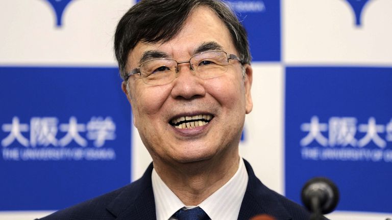 Dr. Sakaguchi na tiskové konferenci po vítězství. Pic: Ap