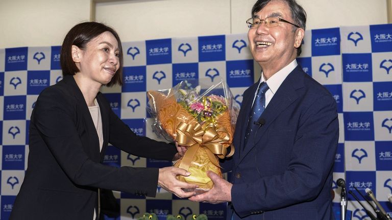 Dr. Sakaguchi přijímá květiny. Pic: Ap
