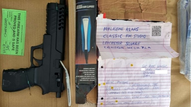 Střelná zbraň vedle Clippers a dopis od Petera Windsora adresovaného Myleene Klassovi. Pic: Policie West Midlands/PA