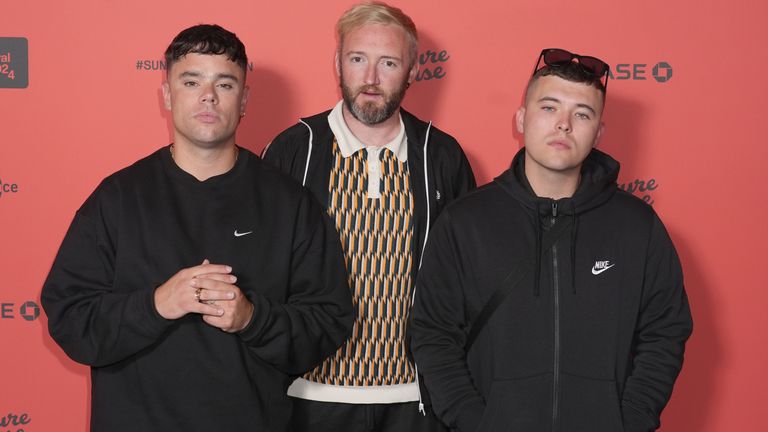 KneeCap (LR) Naoise O Caireallain (Moglai BAP), JJ O'Dochartaigh (DJ Provoje) a Liam Og O Hannaigh (Mo Chara) při britské premiéře filmu Kneecap. Pic: Pa