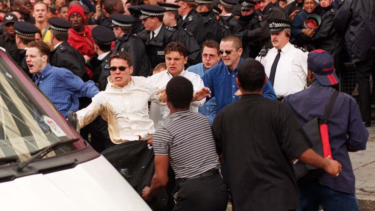 (LR) David Norris, Jamie Aourt a Luke Knight opouštějí veřejné šetření z roku 1998 o vraždě Stephena Lawrence. Pic: Pa