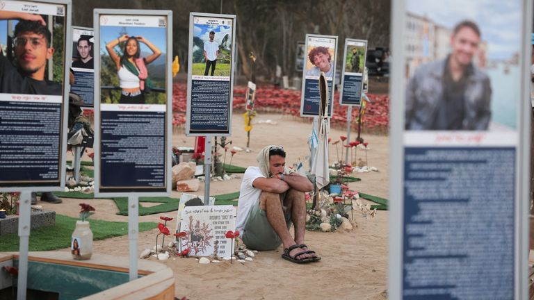 Portréty unesených a mrtvých na místě festivalu Nova. Pic: Reuters
