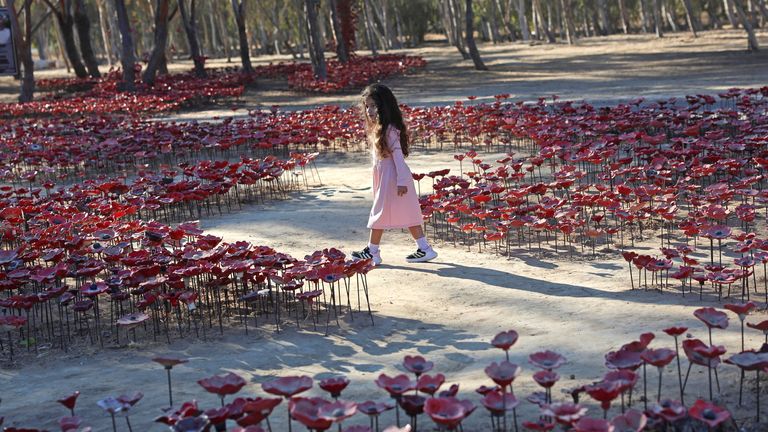 Dívka prochází instalací květin na místě festivalu Nova. Pic: Reuters
