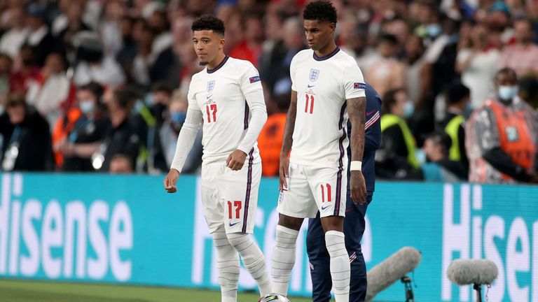 Anglie Jadon Sancho (L), Marcus Rashford (R) a Bukayo Saka byly rasově zneužívány po chybějících pokutách během finále 2021 EUR. Pic: Ap