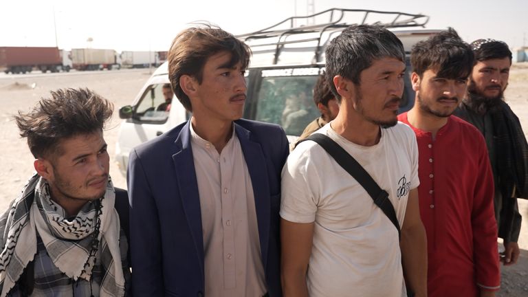 Rohullah Mohammadi v modrém obleku říká, že byl poslán zpět do Afghánistánu