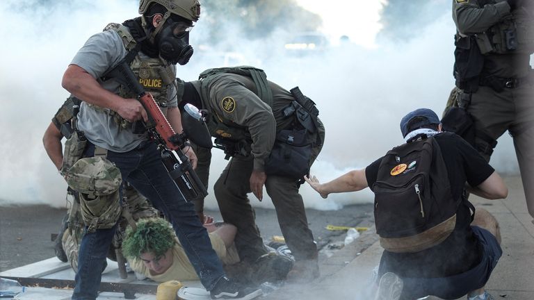 Demonstrátor je v neděli zatčen v Chicagu během protestu proti imigračnímu zásahu. Pic: Reuters
