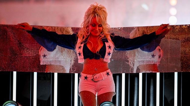 Dolly Parton vystupuje s Dallas Cowboys Cheerleaders v roce 2023. Obrázek: Reuters