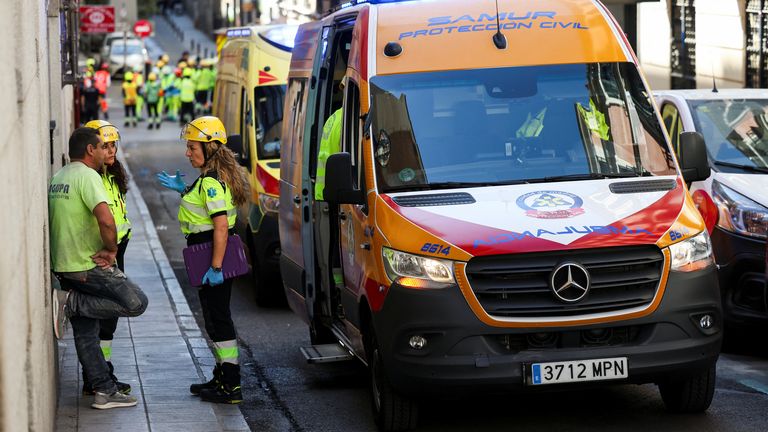 Do hledání přeživších bylo zapojeno více než 50 hasičů, paramediků, dronů a odříkaných psů. Pic: Reuters