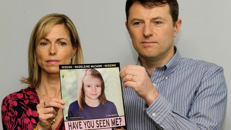 Kate a Gerry McCann jsou na obrázku v roce 2012 s chybějícím plakátem zobrazujícím věkovou progresi počítačově generovaného obrazu Madeleine. Pic: Ap