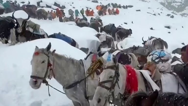 Záchranné úsilí po stovkách turistů bylo uvězněno těžkým sněhem na hoře Everest v Tibetu. Pic: Ap