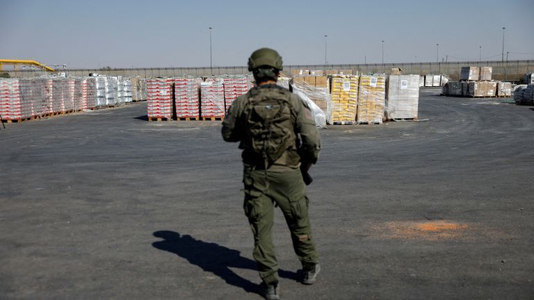 Izraelský voják stojí vedle pozemků humanitární pomoci a čeká na převedení do Gazy v červenci. Soubor Pic: Reuters