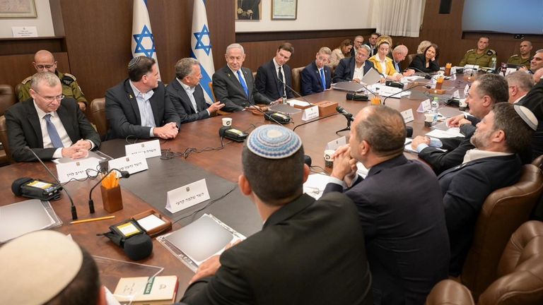 Benjamin Netanyahu, Steve Witkoff a Jared Kushner na schůzce kabinetu, aby schválili plán Gazy. Pic: Maayan Toaf/GPO