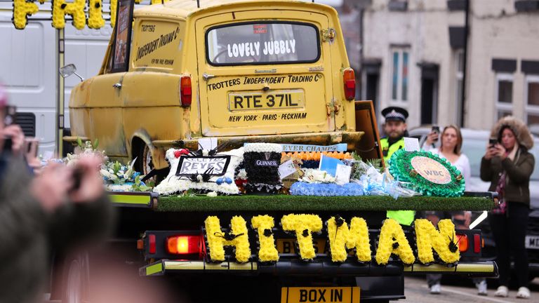Reliant Regal, který vlastnil Hatton, vedl pohřební průvod. PIC: Akční obrázky/Reuters