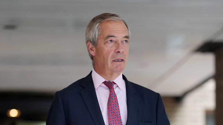Nigel Farage mimo korunní soud Southwark. Pic: Pa