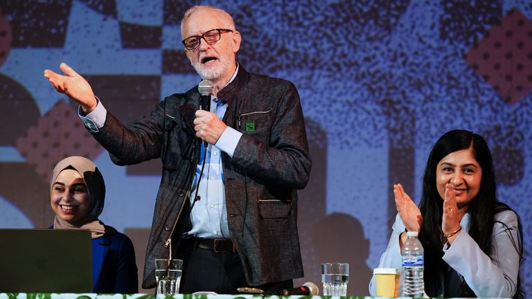 Jeremy Corbyn a Zarah Sultana se účastní diskuse o vaší straně na světové konferenci v Manchesteru. Pic: Pa