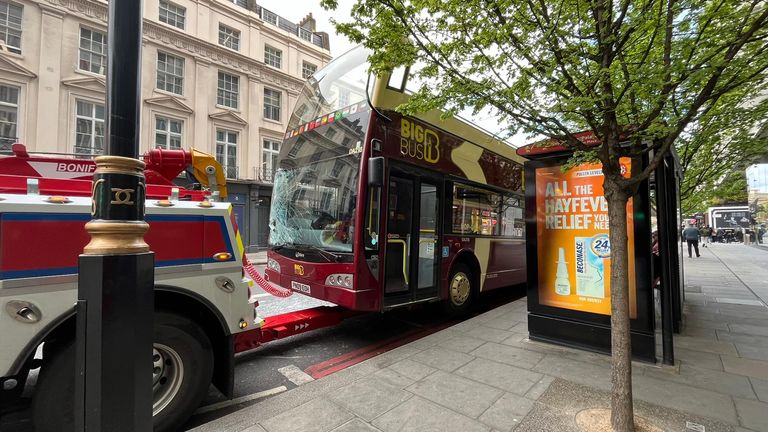 Jeden kůň se rozpadl do zaparkovaného dvojitého polužebního autobusu. Pic: Alice Porter