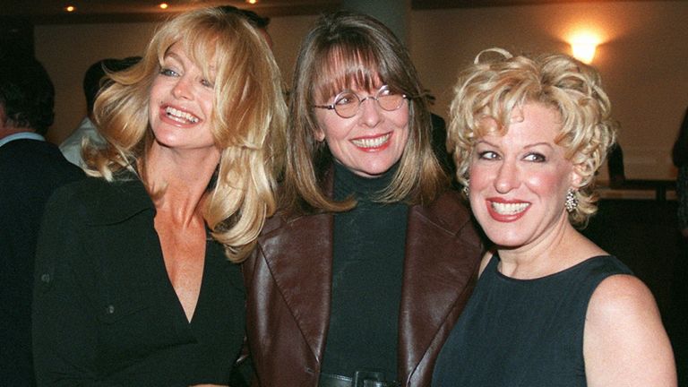 Keaton (střed) s Goldie Hawn (L) a Bette Midler na premiéře prvního klubu manželky v roce 1996. Obrázek: AP