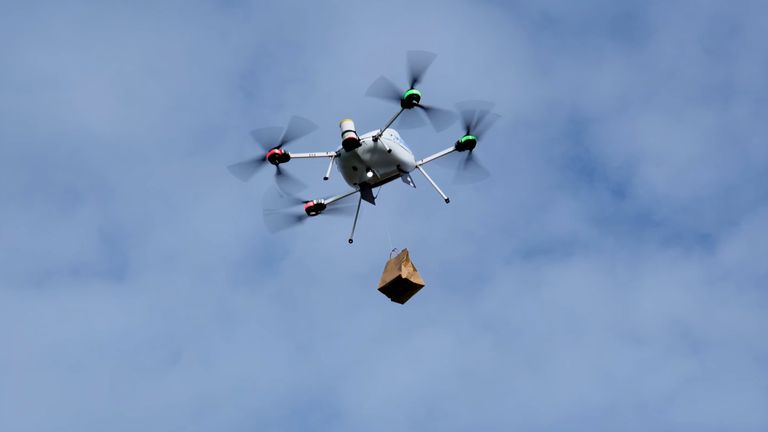 Balíčky jsou spuštěny na zem pomocí biologicky rozložitelného řetězce. Pic: Manna Aero