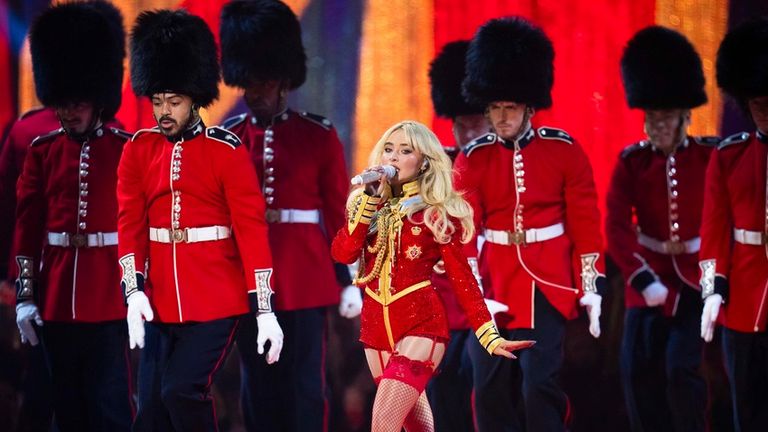 London Beefeaters se připojil k Sabrina Carpenter, když otevřela letošní Brit Awards. Pic: Scott A Garfitt/Invision/AP