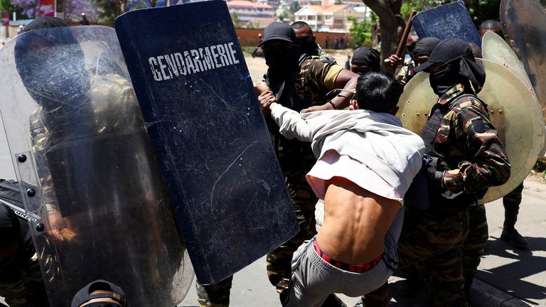 Vedoucí studentů je zadržován policisty během protestu ve čtvrtek. Pic: Reuters