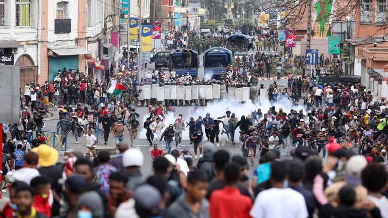 Demonstranti konfrontují Riot Police dne 30. září. Pic: Ap