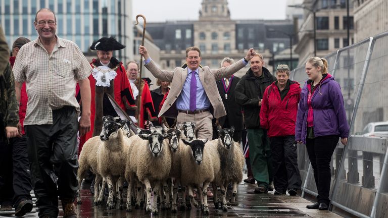 Michael Portillo v roce 2019 otevírá vlněný veletrh ve městě Londýn. Pic: Reuters