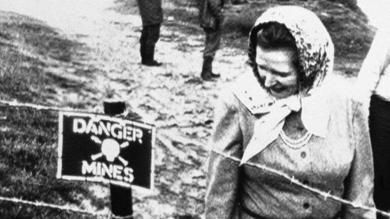 Thatcher navštěvuje důlní pole na Falklandských ostrovech v roce 1983. Obrázek: AP