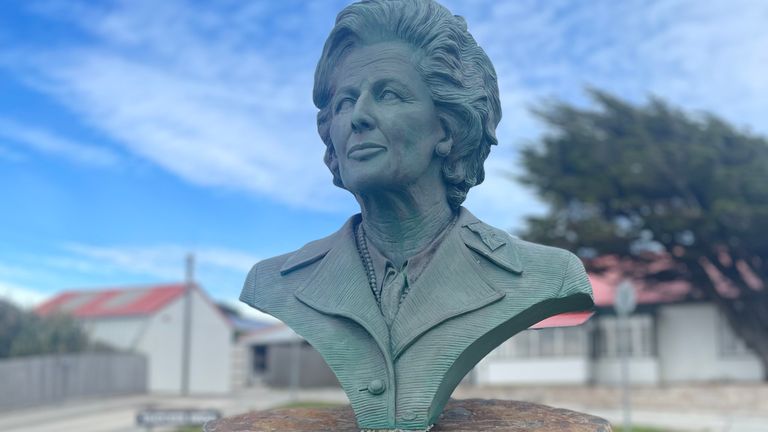Busta Margaret Thatcherová ve Stanley, na Falklandských ostrovech