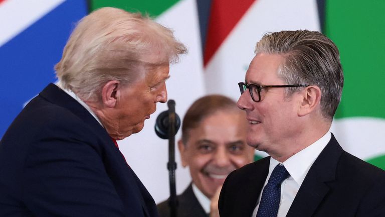Americký prezident Donald Trump hovoří s premiérem sirem Keirem Starmerem