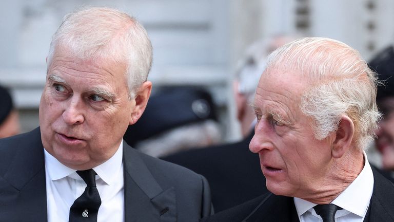 Princ Andrew mluví s králem Charlesem, když opouštějí Westminsterskou katedrálu. Snímek: Reuters
