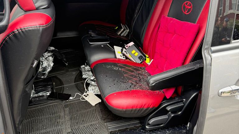 Telefony se hromadily na zadním sedadle auta podezřelých. PIC: Metropolitní policie