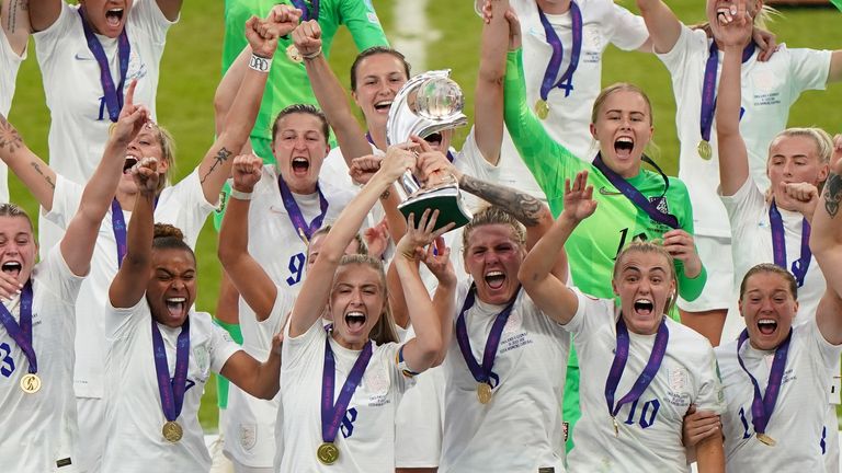 Kapitán Chelsea a Anglie Euro 2022 vyhrávající obránce Millie Bright (centrum, vpravo). Pic: Pa