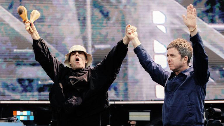 Noel a Liam Gallagher na jevišti na Oasis's First Reunion Gig v Edinburghu. Obrázek: nahrávky Big Brother