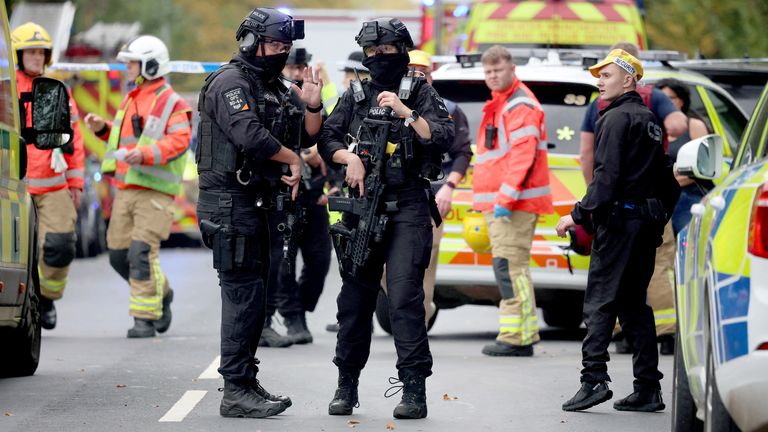 Pohotovostní služby a kordony na scéně. Pic: Reuters