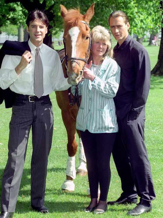 S Michaelem Praedem a Marcusem Gilbertem, hvězdami televizního seriálu Riders v roce 1993. Obrázek: PA