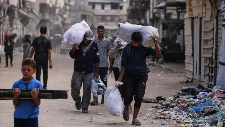 Vysídlení Palestinci se vracejí do svých domovů v Khan Younis v jižním Gaze. Pic: Ap