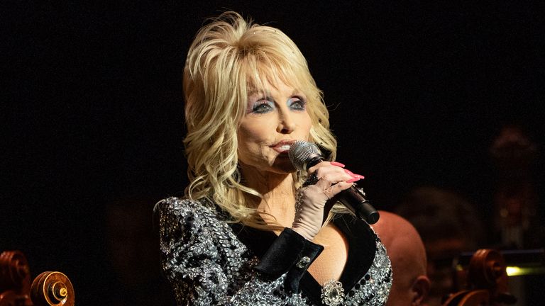 Dolly Parton během koncertu v Nashvillu v Tennessee v březnu. Pic: Ap