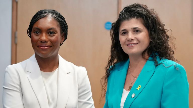 Izraelský zástupce ministra zahraničí Sharren Haskel (R) se v neděli setkal s Kemi Badenochem na vedlejší koleji konference Tory strany. PIC: @sharrenhaskel/x