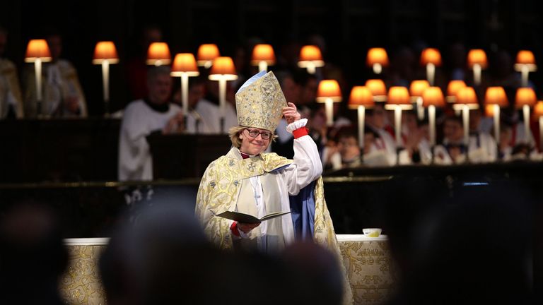 Dame Sarah je nainstalována jako nový londýnský biskup během služby v katedrále sv. Pavla v Londýně. Pic: Pa