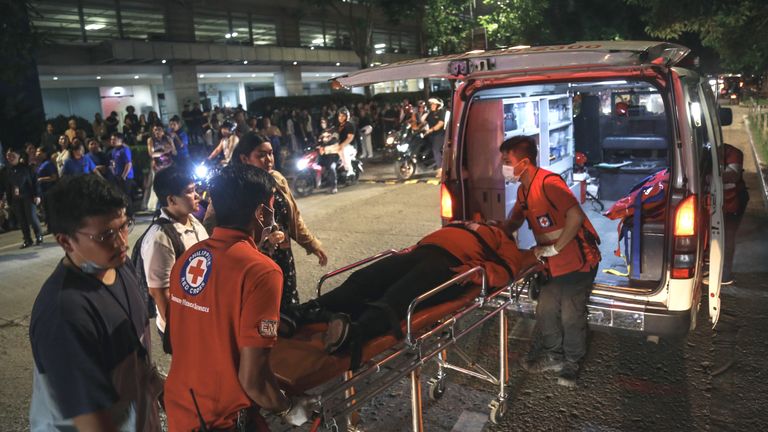 Lékařské týmy ve městě Cebu, střední Filipíny pomáhají zraněným. Pic: Ap