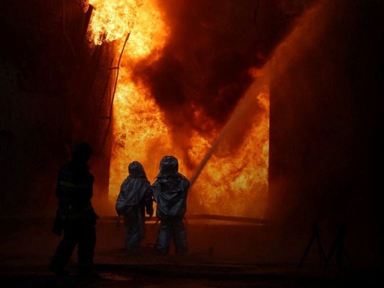 Hasiči se zabývají plamenem v Chernihivu. Pic: Volodymyr Zelskyy přes agenturu Reuters